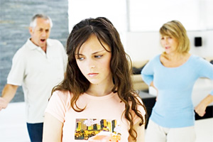 Очень часто подростки становятся раздражительны из-за постоянных ссор и скандалов своих родителей