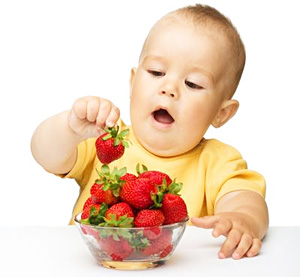 Если до 1 года малышу дают перетёртую пищу, после года – нарезанную мелкими кусочками