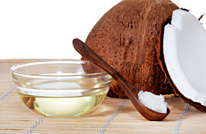 Кокосовое масло питает нашу кожу и образовывает защитную плёнку.