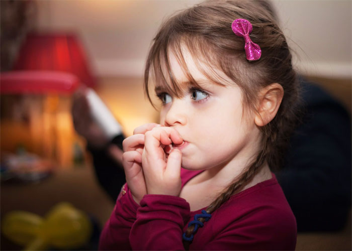 Ребенок грызет ногти: причины и решение проблемы