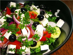 Греческий салат с зеленью