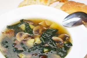 Суп из свинины со шпинатом и грибами