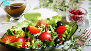 Салат с черри, грецкими орехами и виноградом