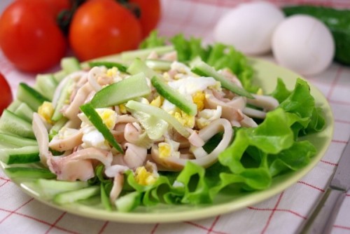 Летний салат из кальмаров с огурцами