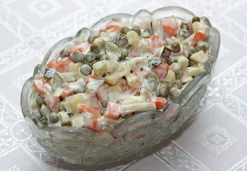 Зимний салат из кальмаров с солеными огурцами