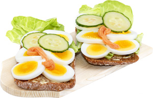 Бутерброд из яиц и листьев салата