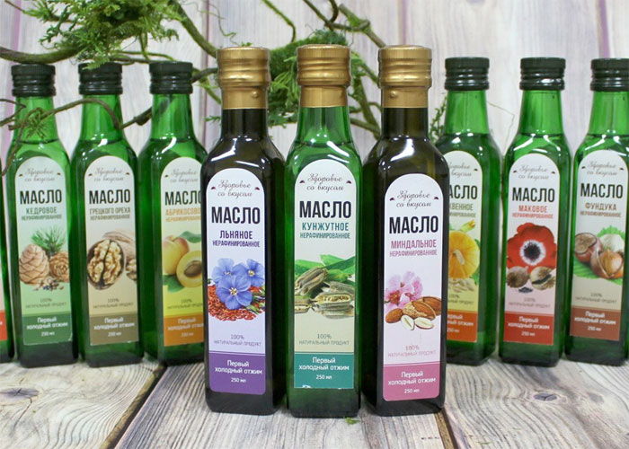 Несколько небольших бутылочек разных масел холодного отжима
