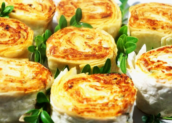 Закуска из лаваша и курицы с плавленым сыром