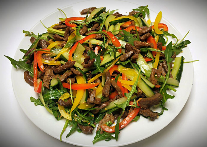 Салат с говядиной и овощами