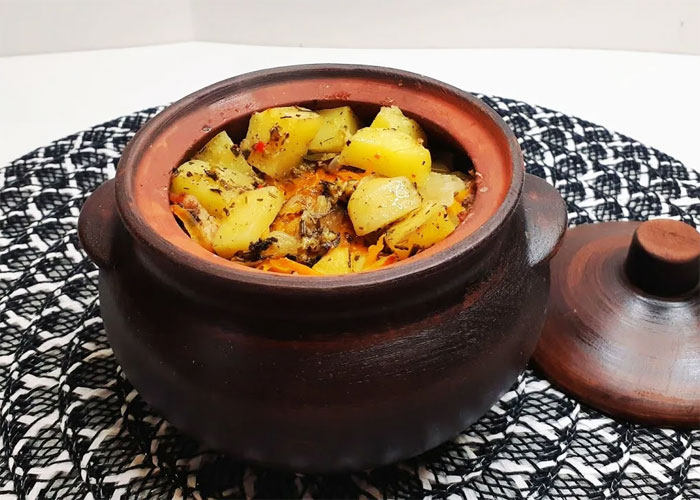 Свинина с картофелем в горшочках