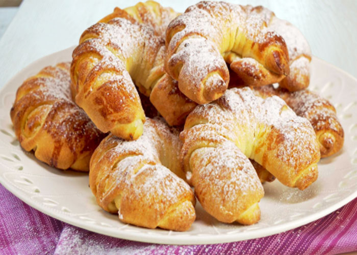 Слоеные подковки с яблоком и сахарной пудрой
