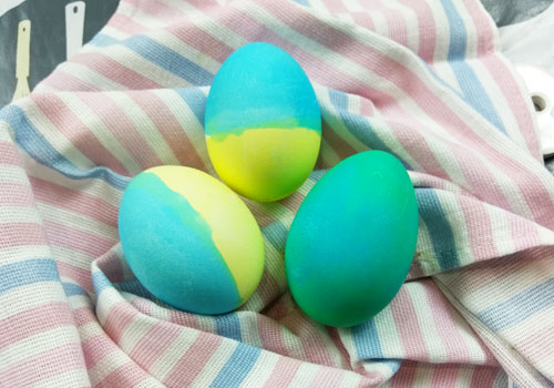 Покраска яиц красителями