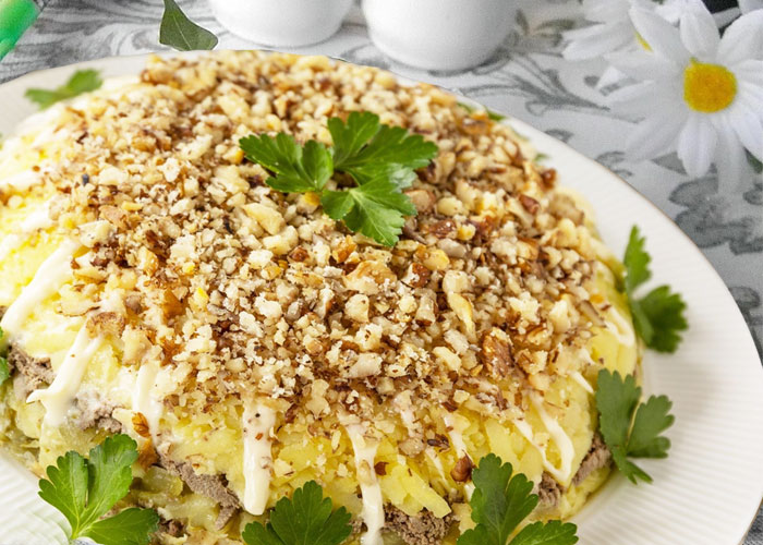 Слоеный салат с печенью