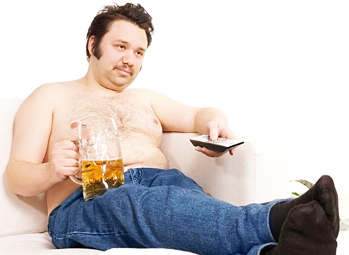 Мужчины винят в том, что стали обладателями порой огромного живота гиподинамию и любовь к пиву