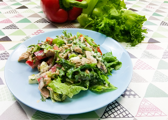 Ужин (333 ккал): Овощной салат с тунцом