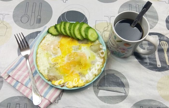 Завтрак (565 ккал): Яичница с беконом + бронекофе