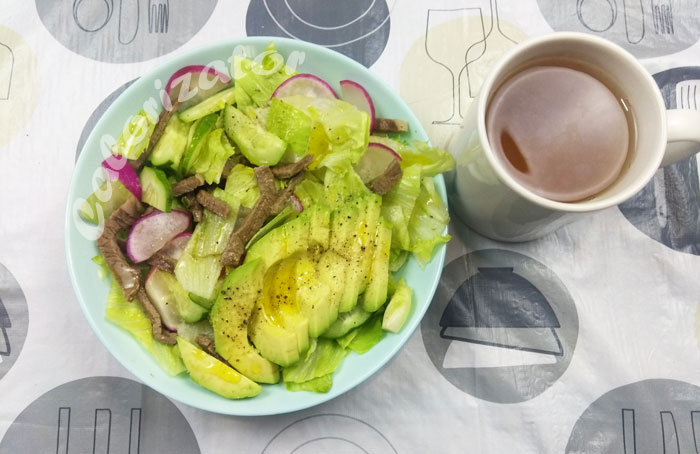 Обед (620 ккал): Тёплый салат с говядиной + чай
