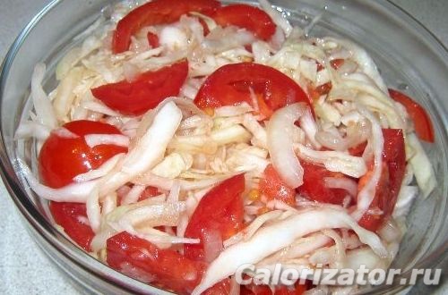 Салат капустный с помидорками