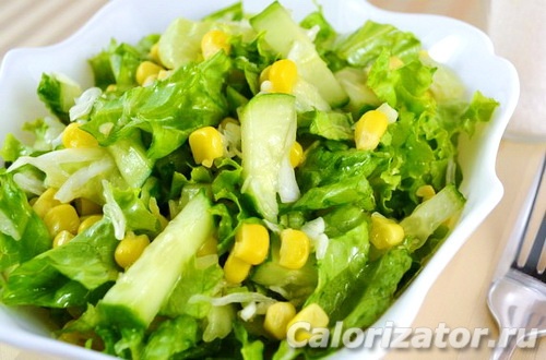 Салат из огурцов, капусты и листьев салата