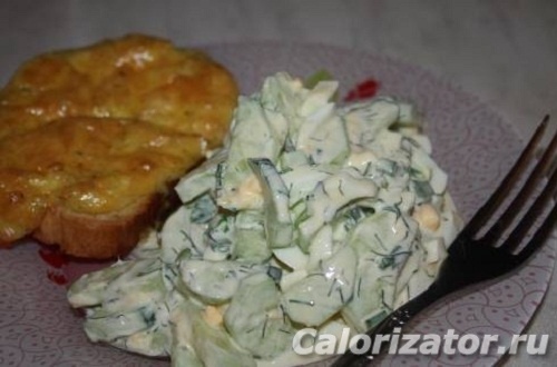 Рецепт: Салат с огурцом, яйцами и сыром - с чесноком