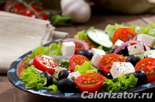 Салат с моцареллой и овощами