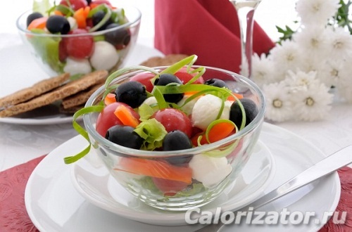 Салат овощной с моцареллой и оливками