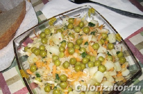 Салат с картофелем, квашеной капустой и зеленым горошком