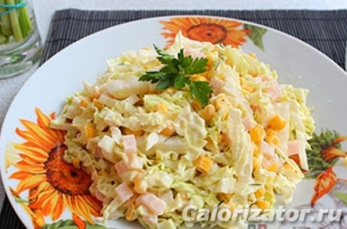 Салат с капустой, ветчиной и кукурузой - Лайфхакер