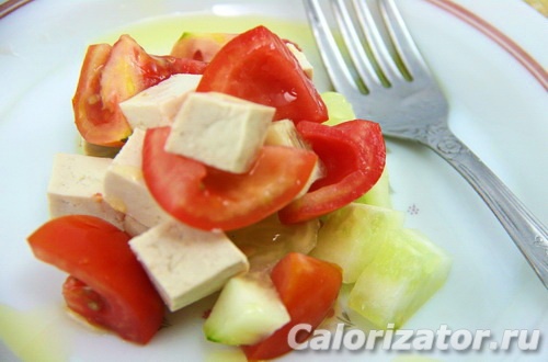 Салат с огурцом, помидором и сыром фета
