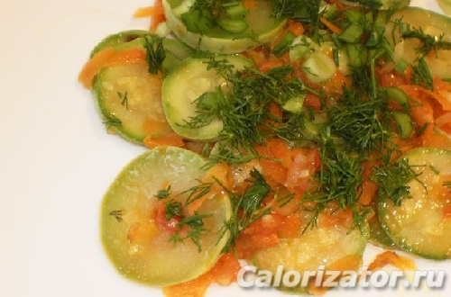 Тушеные кабачки с овощами и сливой