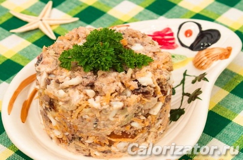 Салат с тунцом и сухариками Салат с тунцом и сухариками