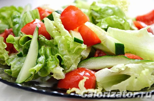 Салат из свежих овощей с соевым соусом и маслом