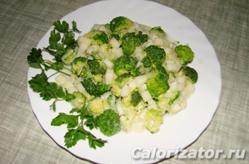 Салат с брокколи, яблоком и огурцом