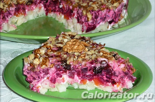Салат овощной с курицей и свеклой