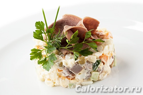 Салат оливье с индейкой, каперсами и домашним майонезом из перепелиных яиц