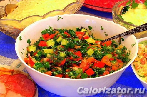 Салат из свежих овощей с укропом и петрушкой