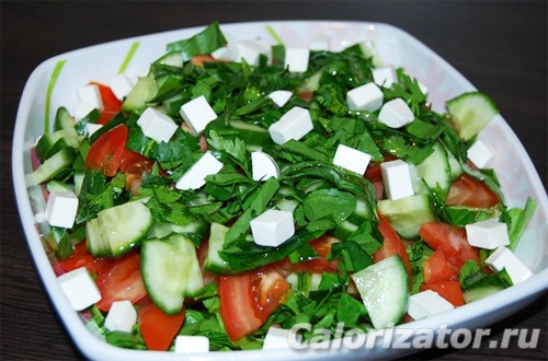 Салат овощной со шпинатом