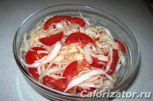 Капустный салат с помидорами и луком