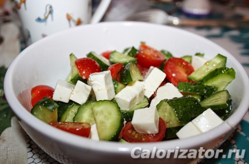 Салат с огурцами, помидорами и адыгейским сыром