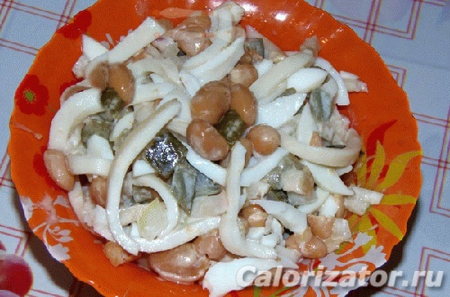 1. Салат с кальмарами, стручковой фасолью и горошком