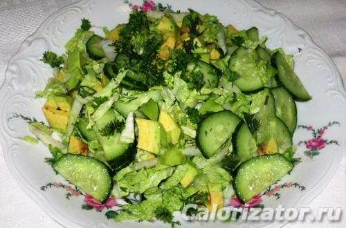 Салат из авокадо с пекинской капустой и огурцами