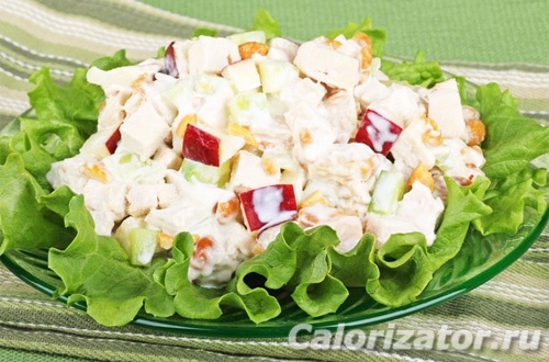 Куриный салат с брынзой и яблоком