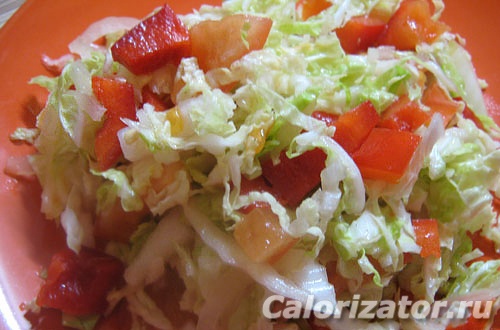 Капустный салат с перцем и помидорами