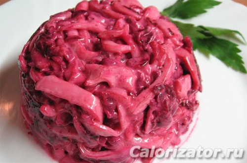 Свекольный салат с кальмарами Свекольный салат с кальмарами
