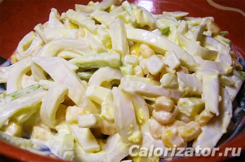 Легкий салат с кальмарами, яйцами и сыром