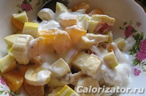 Фруктовый салат из бананов и мандаринов с яблоками