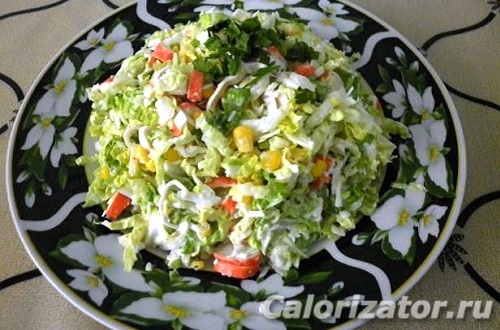 Салат с крабовыми палочками и сладкой кукурузой