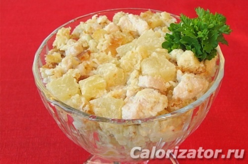 Салат с копченой грудкой, сыром и ананасами