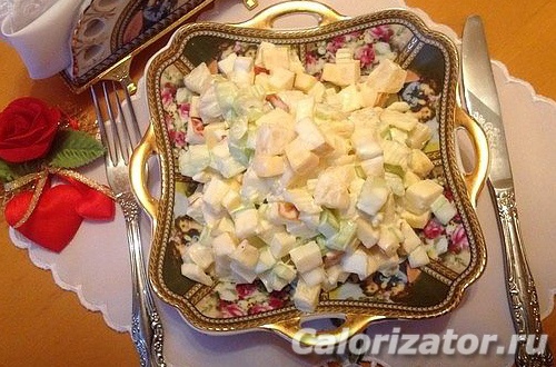 Салат «Дамский» с ананасами, сыром, яблоками и сельдереем