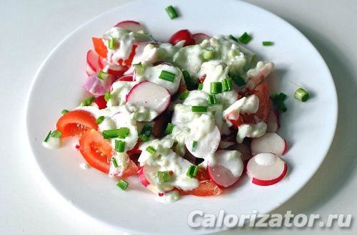 Салат с огурцом, помидором и редисом